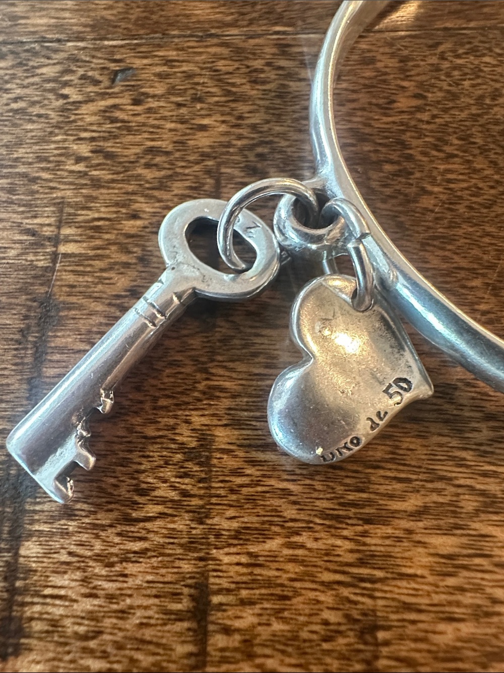 Uno de 50 Heart & Key Bangle Bracelet - Picture 3 of 4